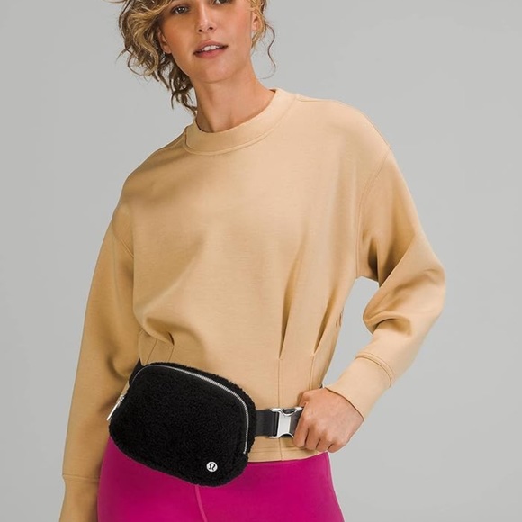 Lululemon Everywhere Belt Bag 1L Fleece - Picture 3 of 10